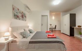 Lavander 3 Private Room With Bathroom And Balcony